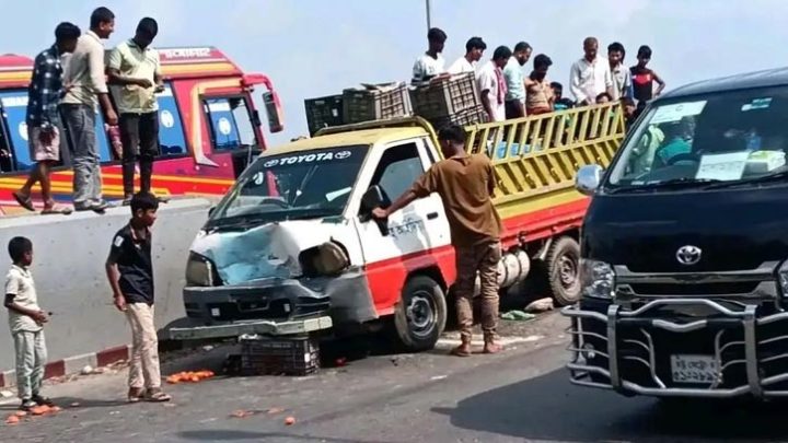 কর্ণফুলীতে পিকআপের ধাক্কায় বাবা-ছেলের মৃত্যু