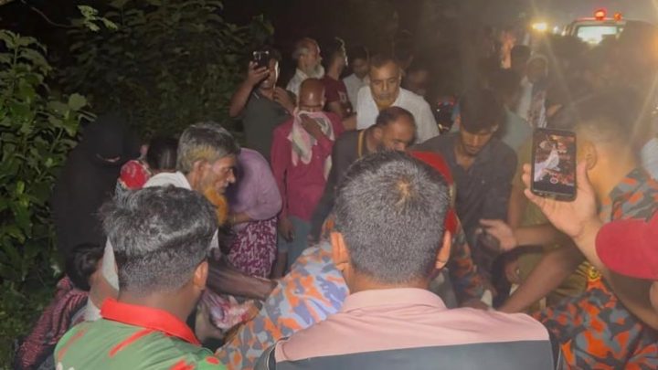 মায়ের কোল থেকে ছিটকে ট্রাকচাপায় শিশুর মৃত্যু, প্রাণ গেল উদ্ধারকারীরও