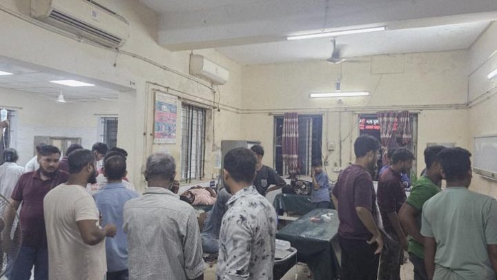 ফেনীতে কাভার্ডভ্যানের চাপায় নিহত ২, আহত ৮