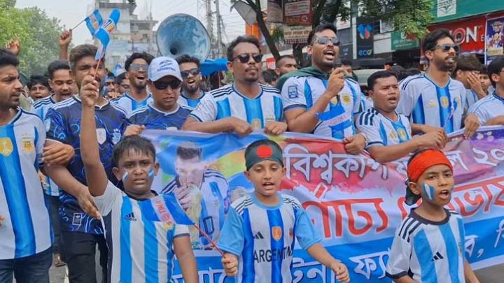 ঝিনাইদহে আর্জেন্টিনা সমর্থকদের বিশাল শোভাযাত্রা