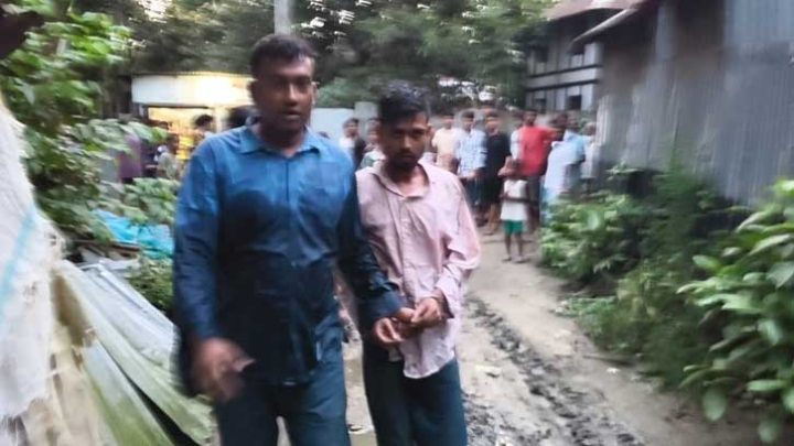 পুলিশ দেখে পুকুরে ঝাঁপ দিয়েও শেষ রক্ষা হলো না