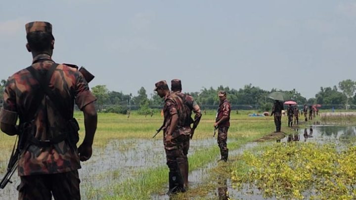 বড়বাড়ি সীমান্তে আটকা সেই ১০ জনকে সরিয়ে নিয়েছে বিএসএফ