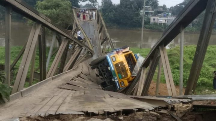 ময়মনসিংহে ট্রাকসহ বেইলি সেতু নদীতে