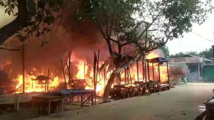 ভূরুঙ্গামারী বাজারে আগুনে পুড়েছে ৫০ দোকান
