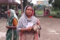 পা ভাঙা রাজহাঁস নিয়ে থানায় নারী