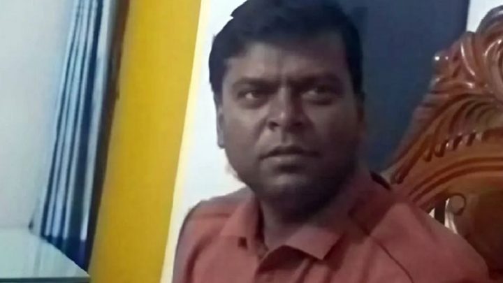 থানায় ‘ঘুষের টাকা’ গুনে প্রত্যাহার হলেন পরিদর্শক
