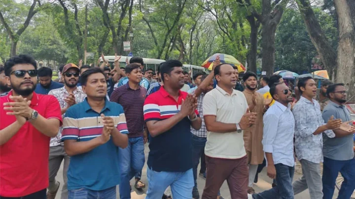 ইবিতে শিবিরের বিরুদ্ধে ছাত্রদলের মিছিল