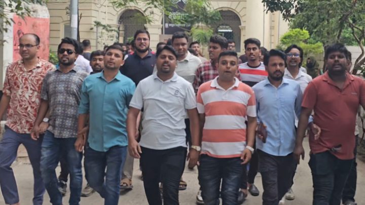 ছাত্রলীগের কর্মসূচির প্রতিবাদে জবি ছাত্রদলের মিছিল