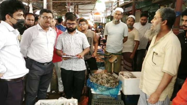নোয়াখালীতে জেলি মিশ্রিত ১৪২ কেজি চিংড়ি জব্দ, লাখ টাকা জরিমানা
