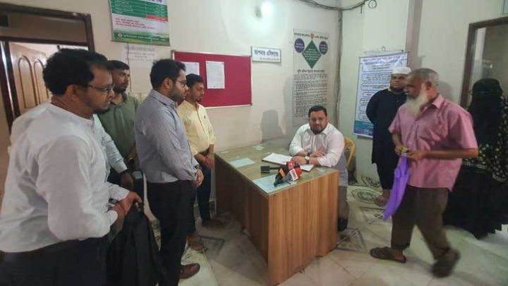 সাভারে ভূমি অফিসে আকস্মিক পরিদর্শনে প্রতিমন্ত্রী