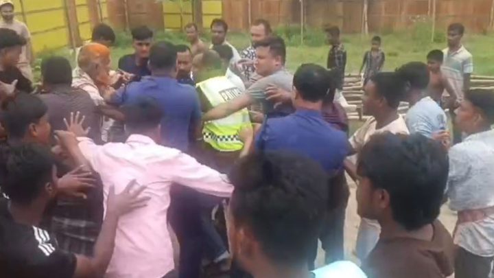 মাদ্রাসা ছাত্রকে বলাৎকার চেষ্টার অভিযোগ, শিক্ষককে গণপিটুনি দিয়ে পুলিশে সোপর্দ