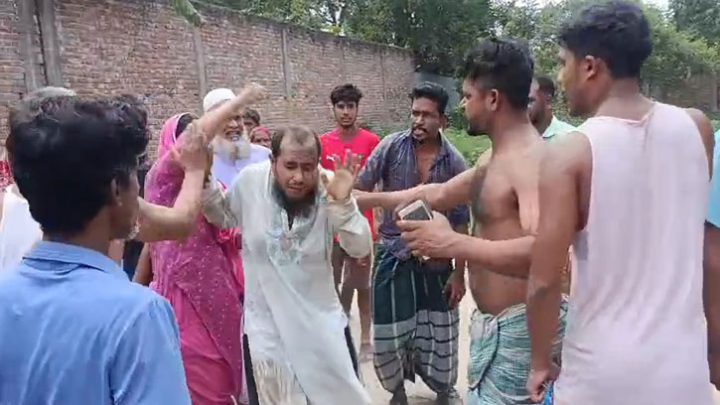 শিশুকে যৌন নিপীড়নের অভিযোগে যুবককে গণপিটুনি দিয়ে পুলিশে সোপর্দ