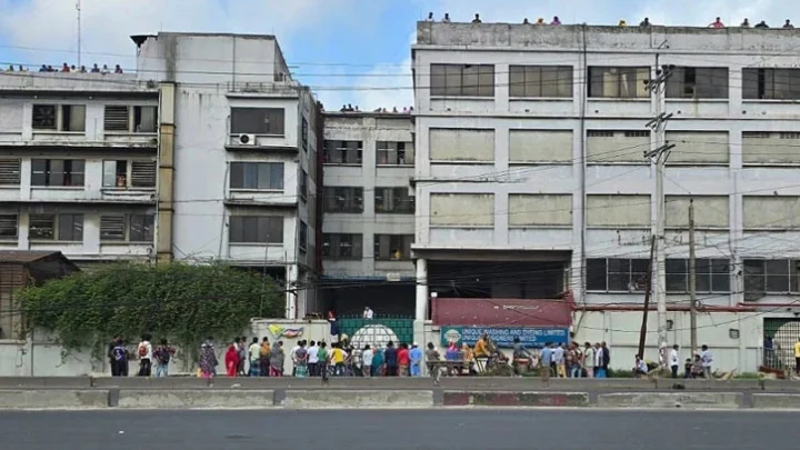 পোশাক কারখানা বন্ধ, হঠাৎ কর্মহীন ১,৮০০ শ্রমিক