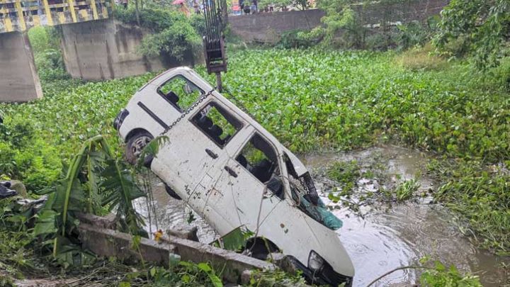 মুন্সীগঞ্জে ১১ যাত্রী নিয়ে মাইক্রোবাস খাদে, নারী নিহত