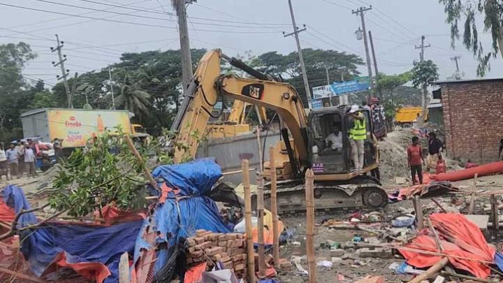 আলোচিত সেই ঝুপড়ি ঘর গুঁড়িয়ে দিলো প্রশাসন