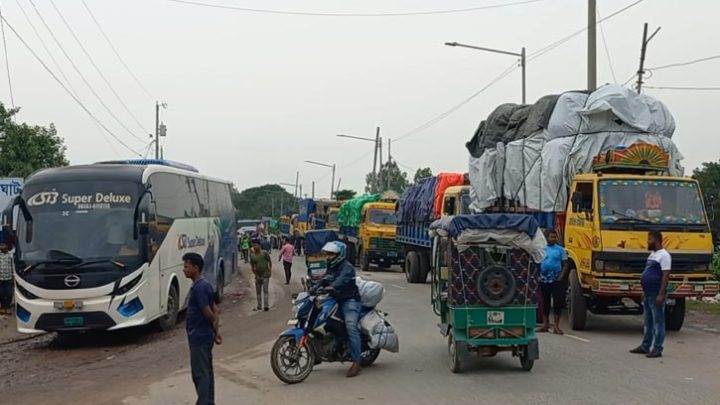 নির্দেশনা অমান্য, যাত্রীসহ ফেরিতে উঠছে বাস