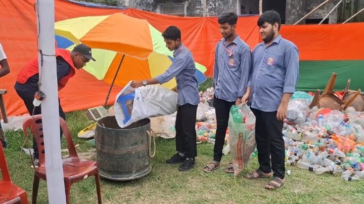 টাঙ্গাইলে প্লাস্টিক জমা দিয়ে মিলেছে খাদ্যপণ্য