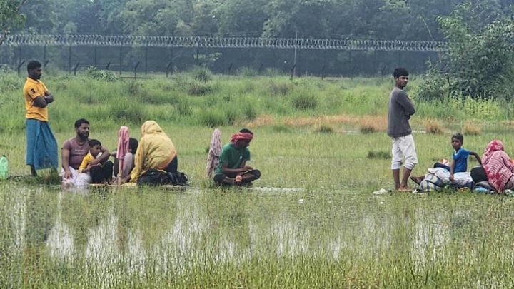 ৩০ ঘণ্টা শূন্যরেখায়, রোদ-বৃষ্টিতে মানবেতর জীবন
