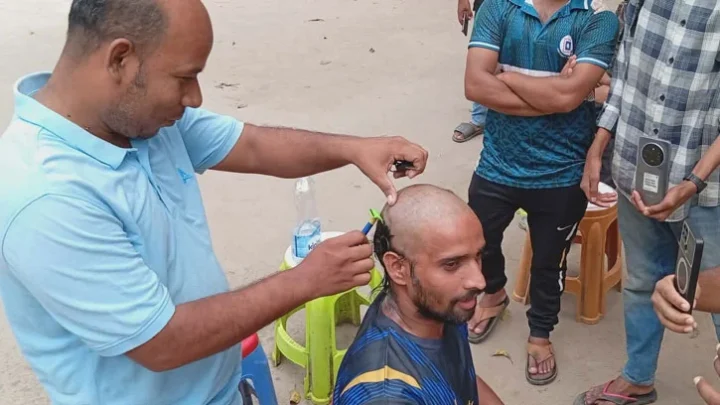 আর্জেন্টিনার জয়ে মাথা ন্যাড়া করলেন ব্রাজিলভক্ত রাবি শিক্ষার্থী