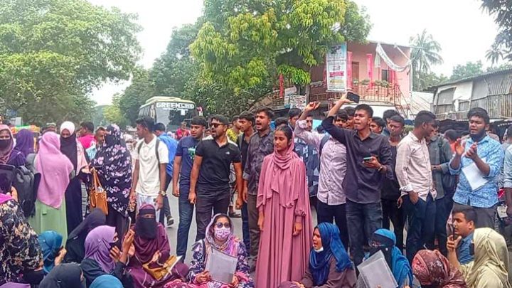 পাবনায় পরীক্ষার ফি প্রত্যাহারের দাবিতে সড়ক অবরোধ