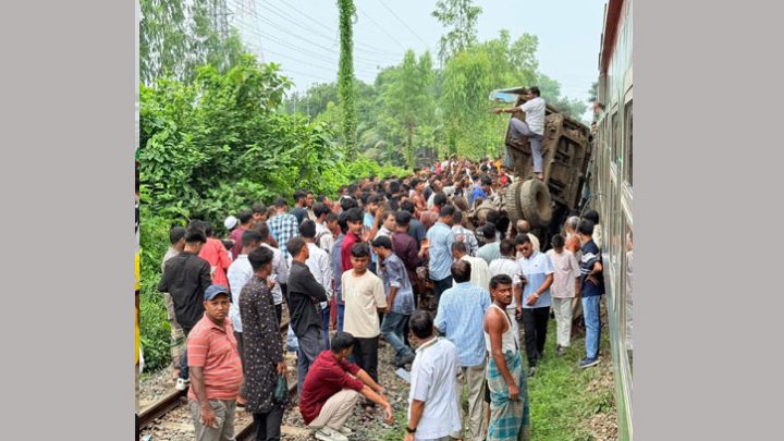 তিন ঘণ্টা পর চট্টগ্রাম রুটে ট্রেন চলাচল স্বাভাবিক