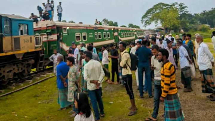 ময়মনসিংহে এবার ট্রেনের ইঞ্জিনে আগুন