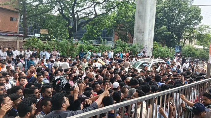 খামারবাড়িতে প্রধানমন্ত্রীর আগমন ঘিরে ভিড়