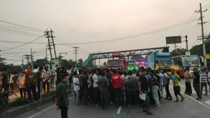 শ্রমিক আন্দোলনে ঢাকা-চট্টগ্রাম মহাসড়কে আড়াই ঘণ্টা বন্ধ যান চলাচল