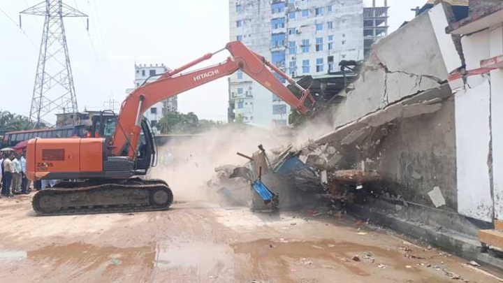 ময়মনসিংহ শহরে অবৈধ স্থাপনা উচ্ছেদ