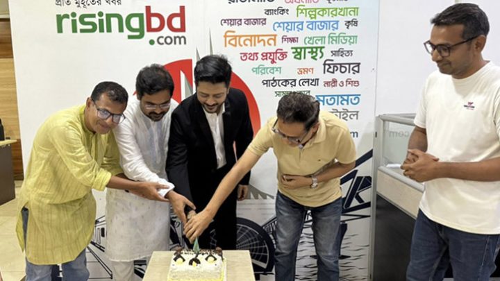রাইজিংবিডিতে কেক কেটে কায়েস আরজুর জন্মদিন উদযাপন