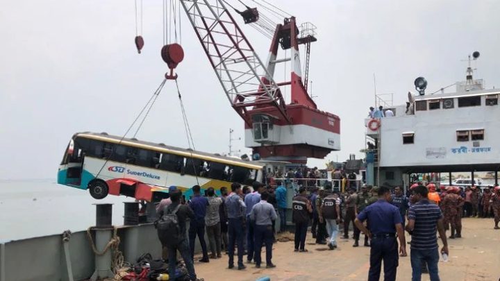 পড়ে যাওয়া বাসযাত্রীদের নিয়ম মেনে আগেই নামানোয় প্রাণহানি হয়নি: মন্ত্রণালয়