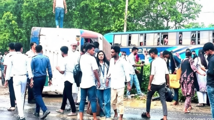উত্তরা বিশ্ববিদ্যালয়ের বাস উল্টে ২৩ শিক্ষার্থী আহত
