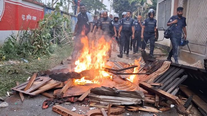 ছুরিকাঘাতে কলেজছাত্র খুন, আসামির বাড়িতে ভাঙচুর-আগুন