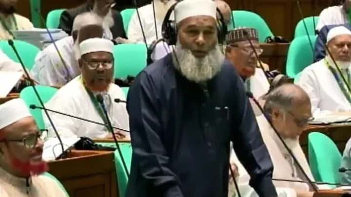 সংসদ কক্ষে ঢোকার সময় মাথা ঝুঁকিয়ে সম্মান প্রদর্শন শিরকের কাছাকাছি: মুজিবুর