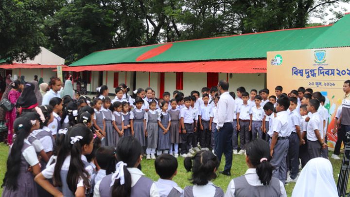 দুগ্ধ দিবসে দুই নারী উদ্যোক্তাকে সম্মাননা দিল বাকৃবি