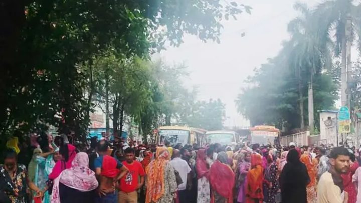 রামপুরায় পোশাক শ্রমিকদের বিক্ষোভ