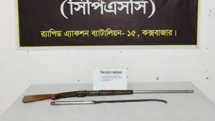 গোয়ালঘরের ময়লার স্তূপ থেকে অস্ত্র উদ্ধার