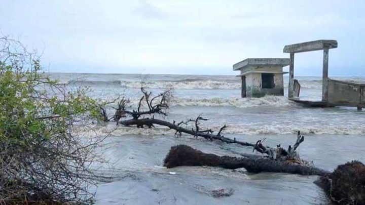 ভাঙছে কুয়াকাটা সৈকত, ২৫ বছরে মেলেনি স্থায়ী সমাধান