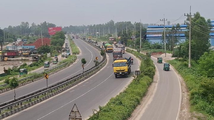 ২২ ঘণ্টা পর ঢাকা-টাঙ্গাইল মহাসড়কে যান চলাচল স্বাভাবিক