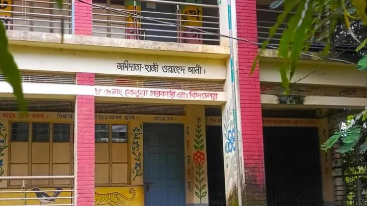 স্কুল চলাকালে শিক্ষার্থীদের দিয়ে ইট পরিবহনের অভিযোগ