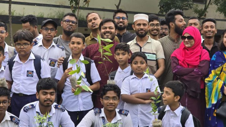 শিক্ষার্থীদের মধ্যে গাছের চারা বিতরণ করলেন মেয়র পদপ্রার্থী এনসিপির আরিফুল