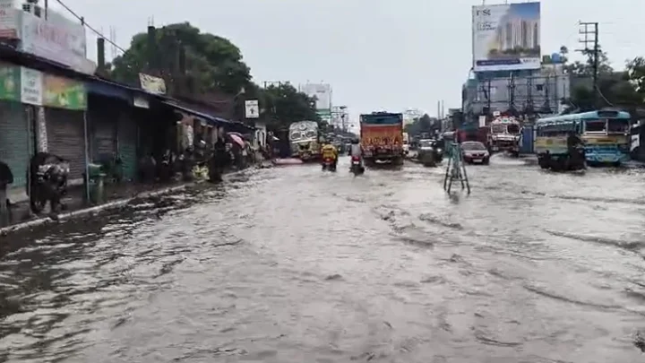 টানা বৃষ্টির পানিতে ভাসছে কলকাতা