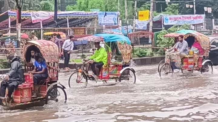 বৃষ্টিতে গোদের উপর বিষফোঁড়া রিকশা ভাড়া, অসহায় যাত্রী