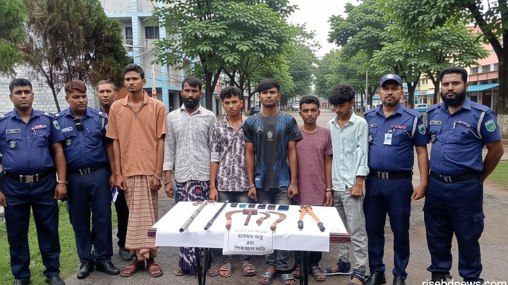 চাঁপাইনবাবগঞ্জে আম ব্যবসায়ী সেজে বাড়ি ভাড়া, আড়ালে ডাকাতি