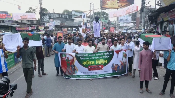 গণহত্যার বিচার দাবিতে কফিন মিছিল
