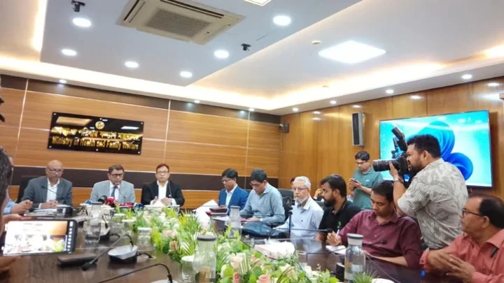বন্যাকবলিত এলাকায় পর্যাপ্ত অ্যান্টিভেনম মজুত রয়েছে: স্বাস্থ্যমন্ত্রী