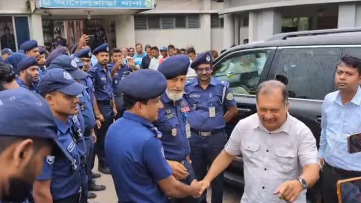 আগৈলঝাড়ায় পুলিশের উপর হামলার ঘটনায় তথ্যমন্ত্রীর থানা পরিদর্শন
