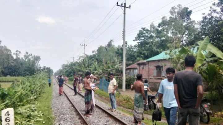 কালীগঞ্জে ছাগল বাঁচাতে গিয়ে ট্রেনের ধাক্কায় গৃহবধূর মৃত্যু