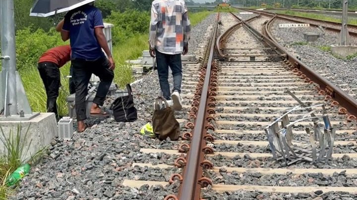 ঢাকা-ভাঙ্গা রেলপথে যন্ত্রাংশ চুরির হিড়িক, বাড়ছে দুর্ঘটনার শঙ্কা