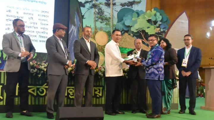 নদীকে ‘পাঠশালা’ বানানো মনির পেলেন জাতীয় স্বীকৃতি